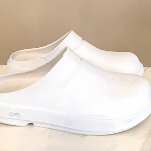OOFOS OOcloog White Recovery Clogs - Men’s 9 / Women’s 11 (EU 42)